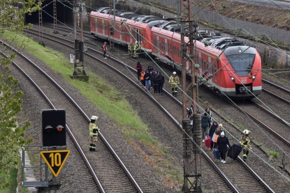 S-Bahn kracht in Oberleitung! Zug evakuiert