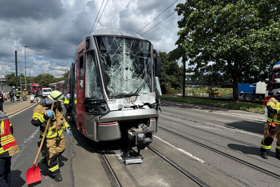 Am Dienstagnachmittag waren die Stadtbahn und der Lkw in Neuss zusammengekracht.