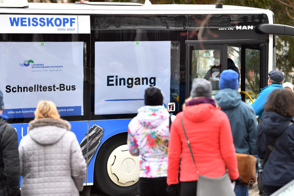 Ein sogenannter Schnelltest-Bus steht auf einem Supermarkt-Parkplatz in Oberhof. Ab dem heutigen Dienstag werden die Busse auch im Landkreis Greiz unterwegs sein.