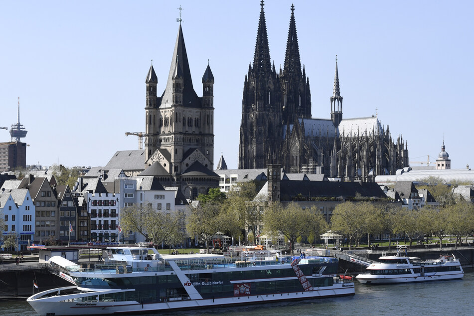 Panoramafahrten auf dem Rhein: In Köln starten die Schiffe vom 3. Juni an. Fahrgäste müssen getestet, genesen oder geimpft sein. (Archivfoto)