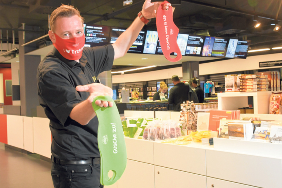 Sven Ruschau (42), Leiter der Dresden Information im QF, sieht einen Aufwärtstrend. Die Masken sind gerade der Renner.