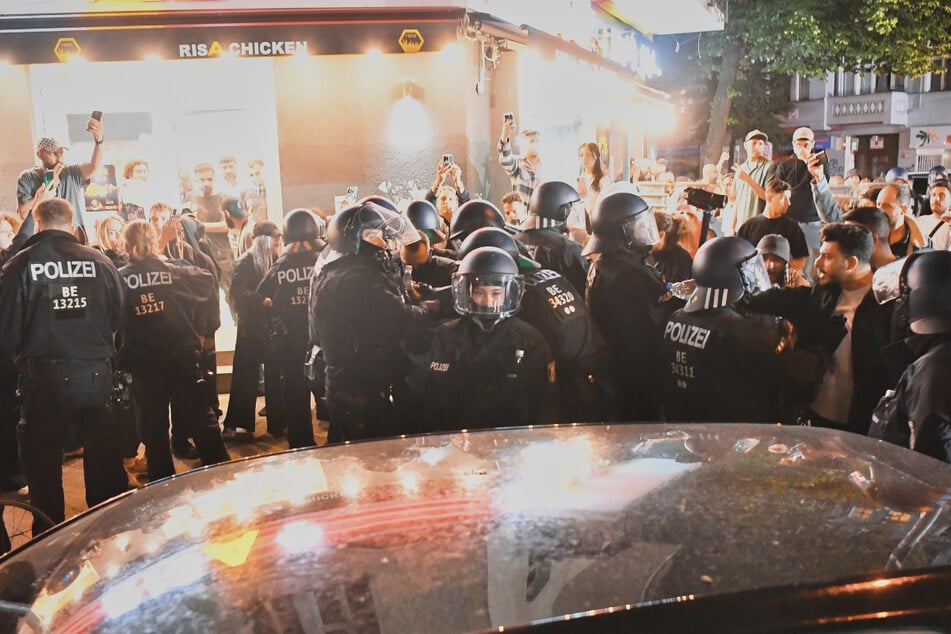 Nach Ende der Demonstration kam es auf der Sonnenallee vor dem Schnellrestaurant Risa zu den fremdenfeindlichen Parolen.