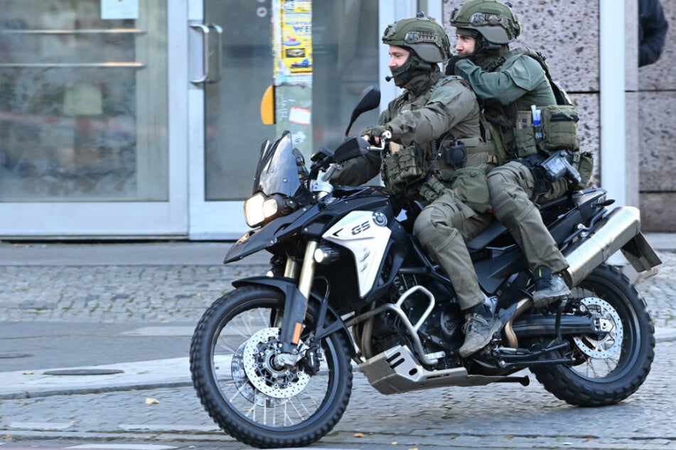 Einsatzkräfte der Polizei kommen mit dem Motorrad zu einem Einsatz am "Forum Köpenick".