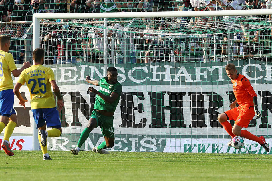 Das dickste Ding für Chemie: Mvibudulu (grünes Trikot) vollbrachte das Kunststück, Keeper Lukas Sedlak (r.) aus kürzester Distanz anzuschießen.