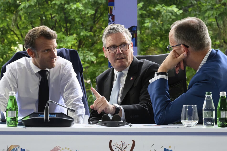 Frankreichs Präsident Emmanuel Macron (47, l.-r.), Großbritanniens Premierminister Keir Starmer (62) und Deutschlands Bundeskanzler Friedrich Merz (69, CDU). (Archivfoto)
