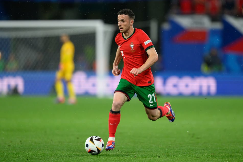 Bei der Frauen-Europameisterschaft wird mit einer Schweigeminute dem verstorbenen Fußball-Star Diogo Jota (†28) gedacht.