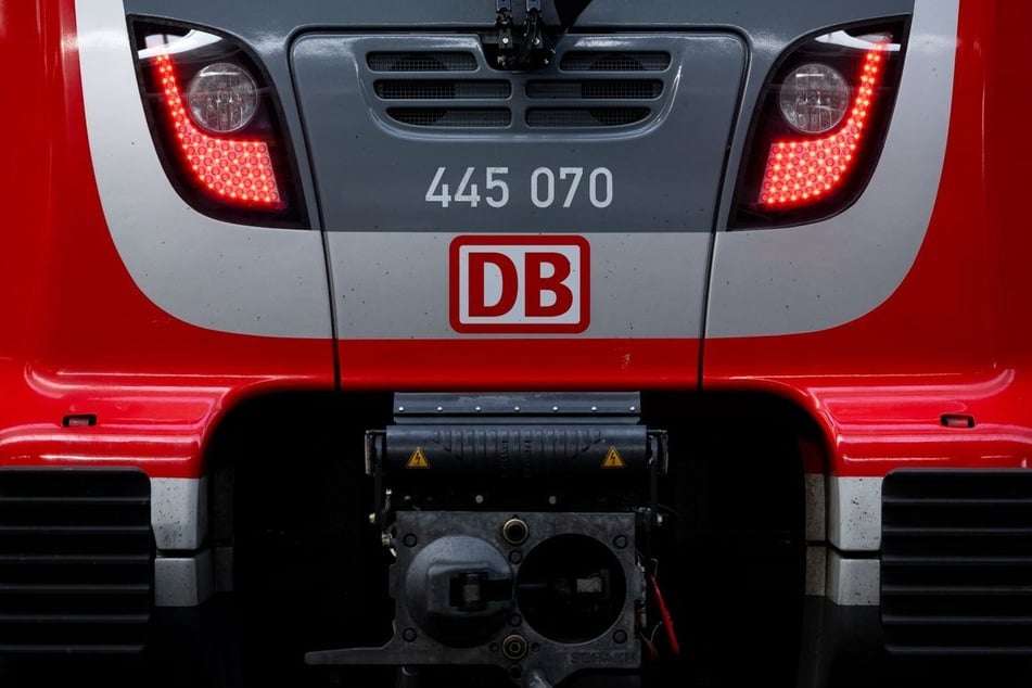 Die Zugreisenden konnten nach der Aktion nicht mehr mit der Bahn weiterfahren. (Symbolbild)