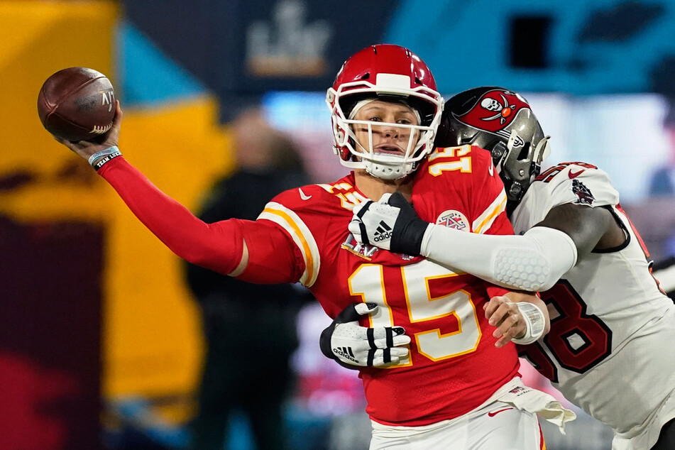 Enorm unter Druck: Patrick Mahomes (l.) fand kaum Zeit oder Mittel gegen die Tampa-Bay-Defense.