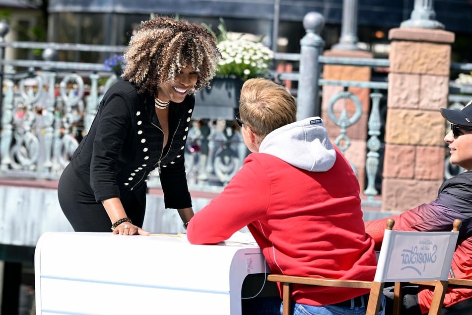 Freudestrahlend nahm Integrationslehrerin Shirley Brug (64) aus Essen den Recall-Zettel von Pop-Titan Dieter Bohlen (70) entgegen.