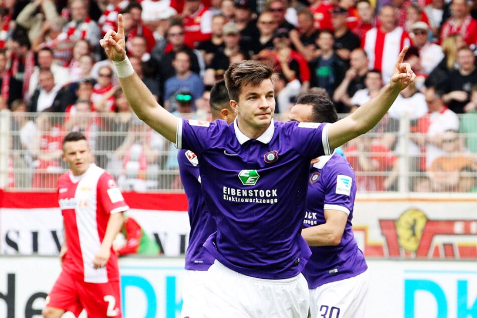 Stefan Mugosa (28) erzielte für den FC Erzgebirge Aue in der Rückrunde der Saison 2014/15 vier Tore in 15 Einsätzen und gab zwei Vorlagen. Den Zweitliga-Abstieg der Veilchen konnte aber auch er nicht verhindern.