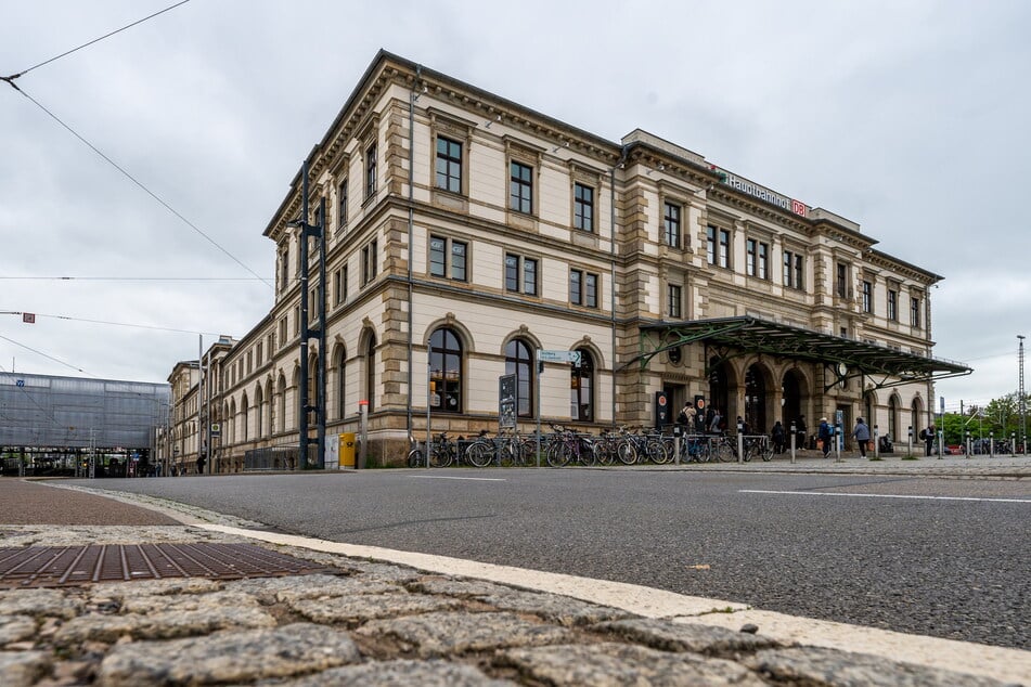 Am Chemnitzer Hauptbahnhof wurde ein Jugendlicher (14) von einer zehnköpfigen Gruppe ins Krankenhaus geprügelt. (Symbolbild)