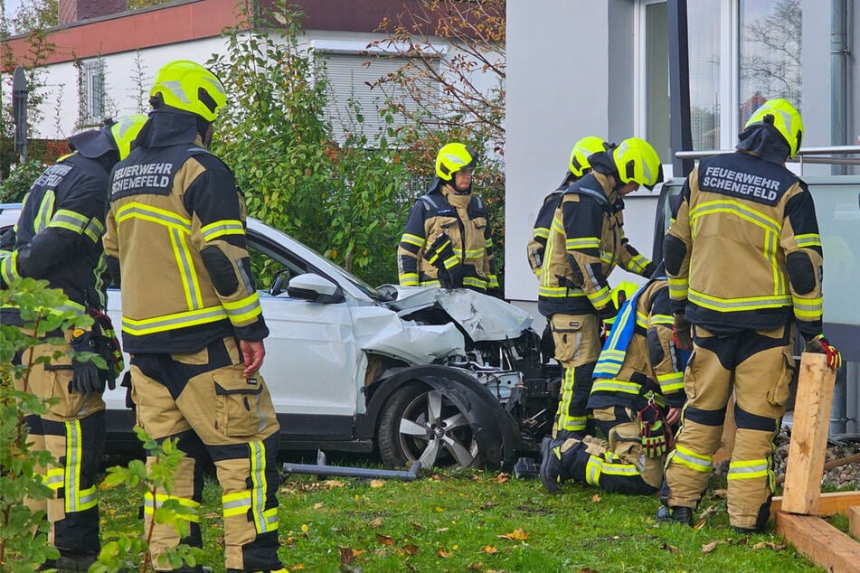 Rentner kracht mit Auto in Mehrfamilienhaus! Balkon einsturzgefährdet?