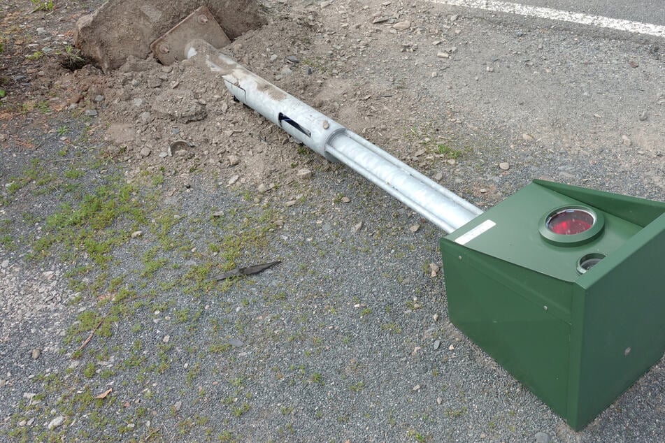 Durch den Unfall wurde der stationäre Blitzer aus seiner Verankerung gerissen.