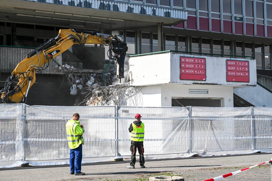 Das Land Berlin darf vorerst mit den Abrissarbeiten am Friedrich-Ludwig-Jahn-Sportpark weitermachen.