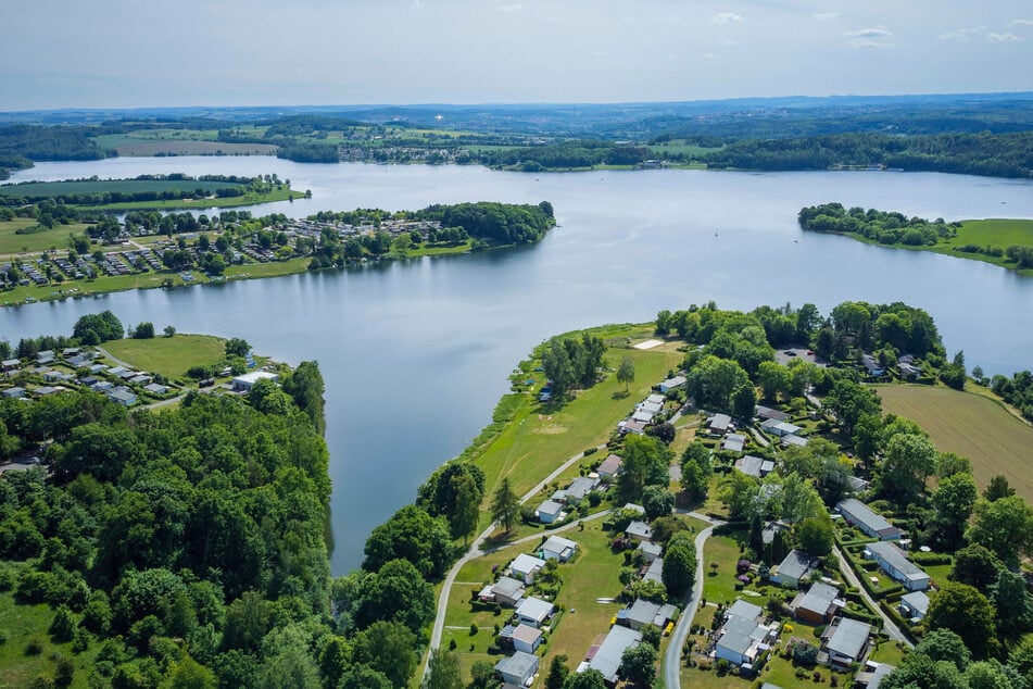 Die Talsperre Pöhl im Vogtland wird noch bis September hygienisch überwacht.