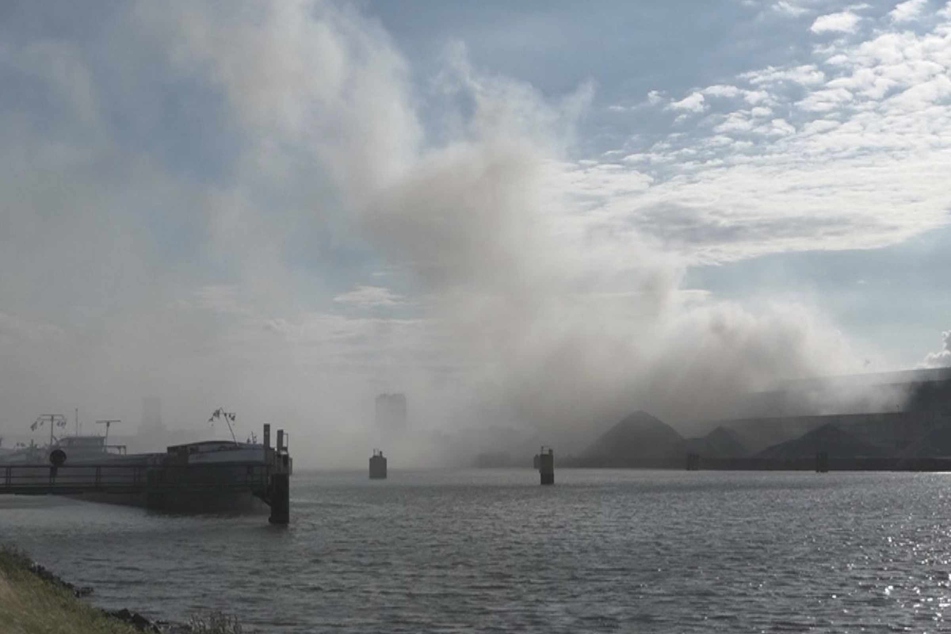 Im Bremer Industriehafen war auf einer Recycling-Anlage ein Feuer ausgebrochen.