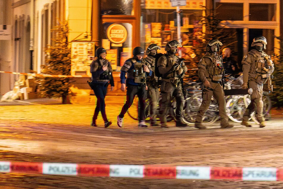 Streit eskaliert: Bewaffneter Mann löst nächtlichen Großeinsatz aus