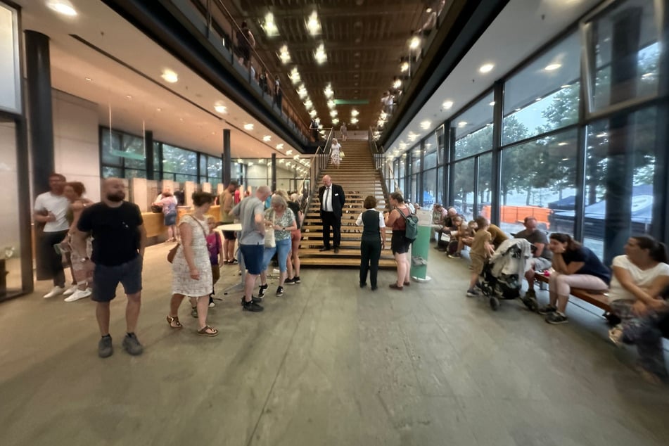 Im Landtag wird Besuchern vor dem Unwetter Unterschlupf gewährt.