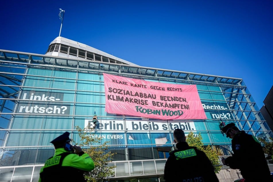 Die Gruppe Robin Wood demonstriert auf dem Konrad-Adenauer-Haus für mehr Klimaschutz und ein klareres Vorgehen gegen den Aufstieg der AfD.