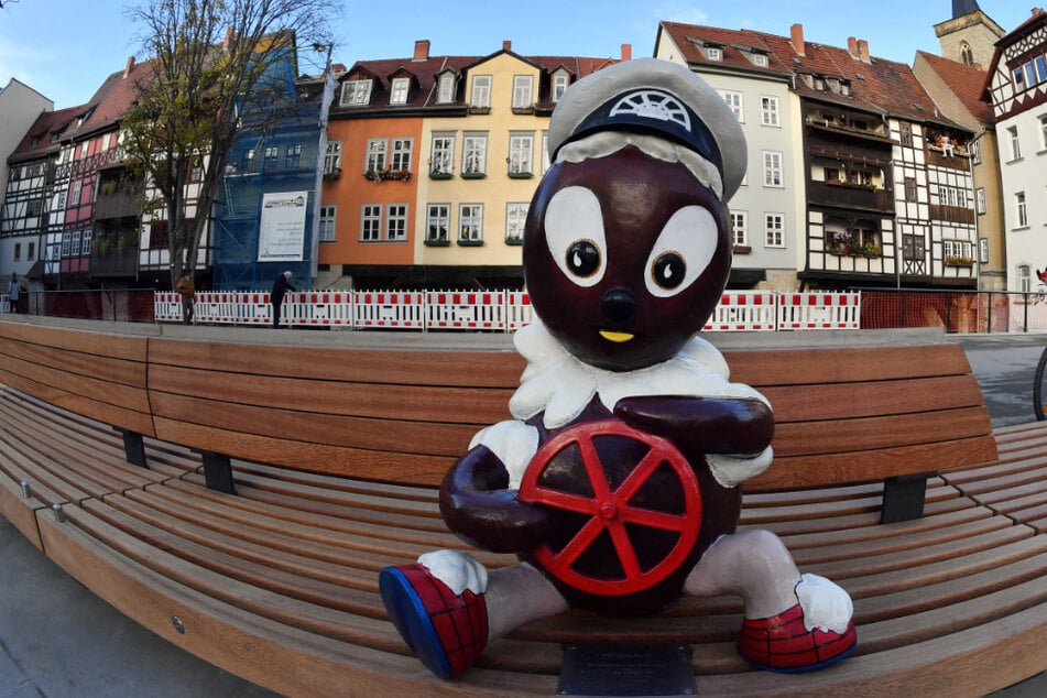 Da war die Welt noch in Ordnung: Die Figur des "Pittiplatsch" sitzt auf einer Bank auf der neugebauten Erfurter Rathausbrücke. Nun wurde die Kika-Figur Opfer eines Angriffs. (Archiv)