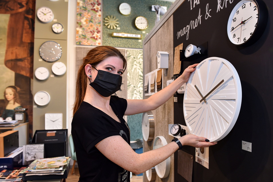 Zeit zum Einkaufen! Bei "Tapeten und Uhren" steht Susanne Fiebiger (32) für ihre Kunden bereit.