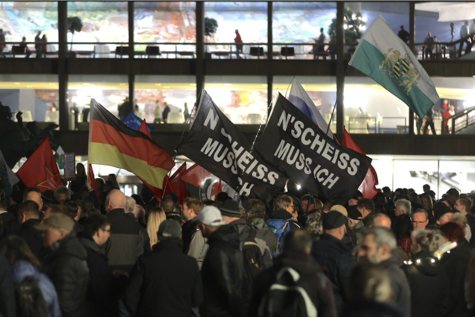Demonstrierende auf Montags-Demo in Leipzig. Viele Ostdeutsche sind in einer Demokratie nicht mehr zufrieden.