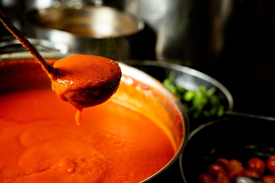 Die Tomatensoße lässt sich nach Belieben mit Kräutern verfeinern.