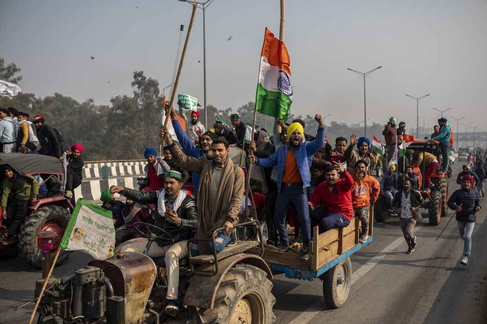 Neu-Delhi: Indische Landwirte versammeln sich auf Traktoren zu einem Protest gegen neue Landwirtschaftsgesetze.