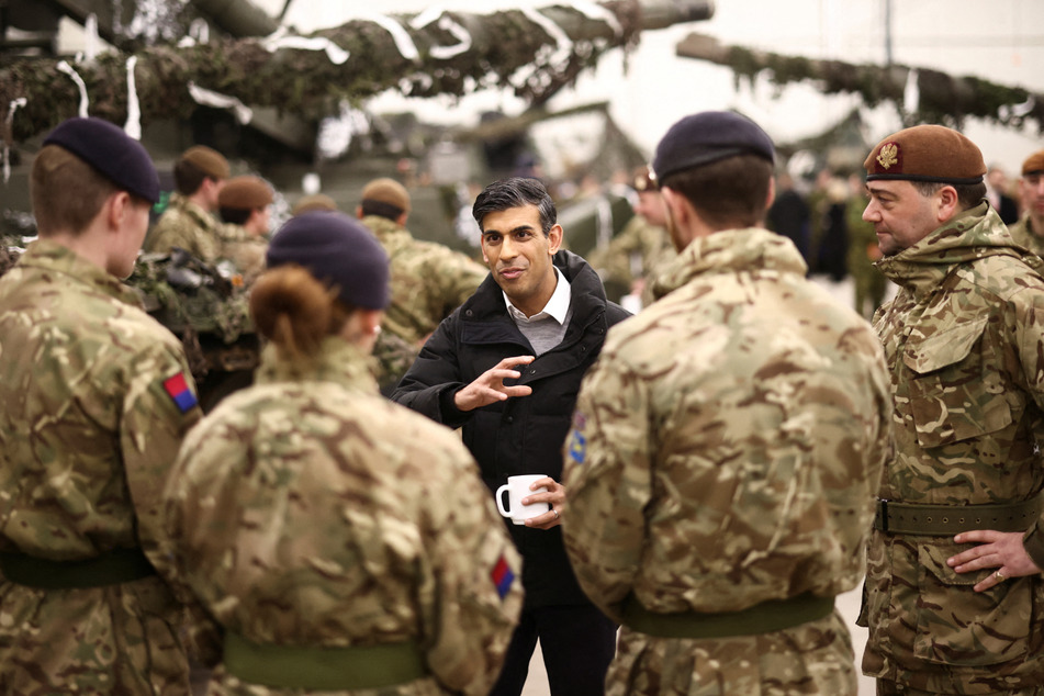 Der britische Premier Rischi Sunak (42) im Gespräch mit Soldaten bei einer Stippvisite in Estland, dabei trinkt er - wie auf der Insel üblich - Tee. Er will die Ukraine unterstützen, sich gegen den russischen Überfall zu wehren.