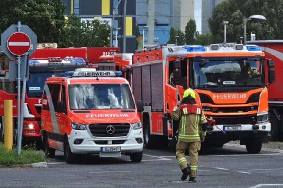 Berlin: Feuer auf BMW-Werksgelände in Berlin ausgebrochen: Spezialkräfte alarmiert