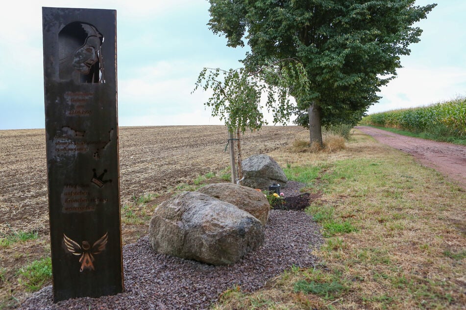 Auf diesem Feldweg bei Robschütz wurde Anneli entführt. Diese Gedenkstele, hier kurz nach der Einweihung 2016, erinnert daran.