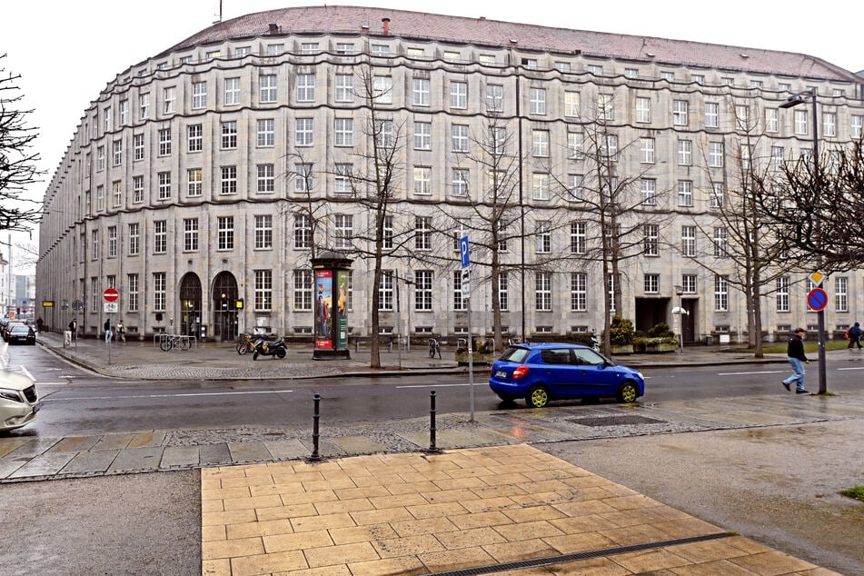 Das Rathaus setzt auf seine Bestandsgebäude und will das Ordnungsrathaus (Theaterstraße) für rund 40 Millionen Euro sanieren.