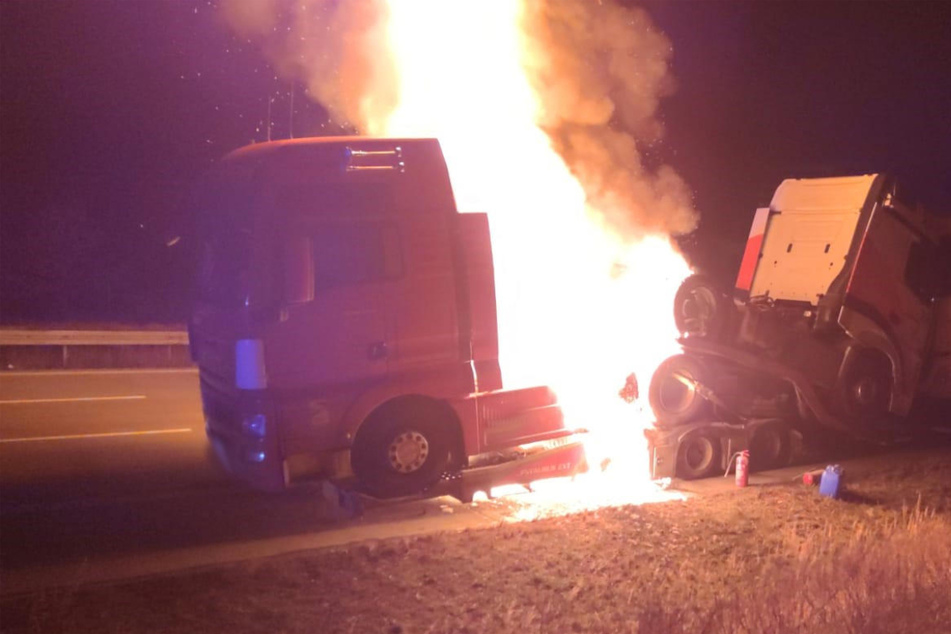 Unfall A9: Sattelzugmaschinen auf Autobahn in Flammen: A9 Richtung Berlin gesperrt!