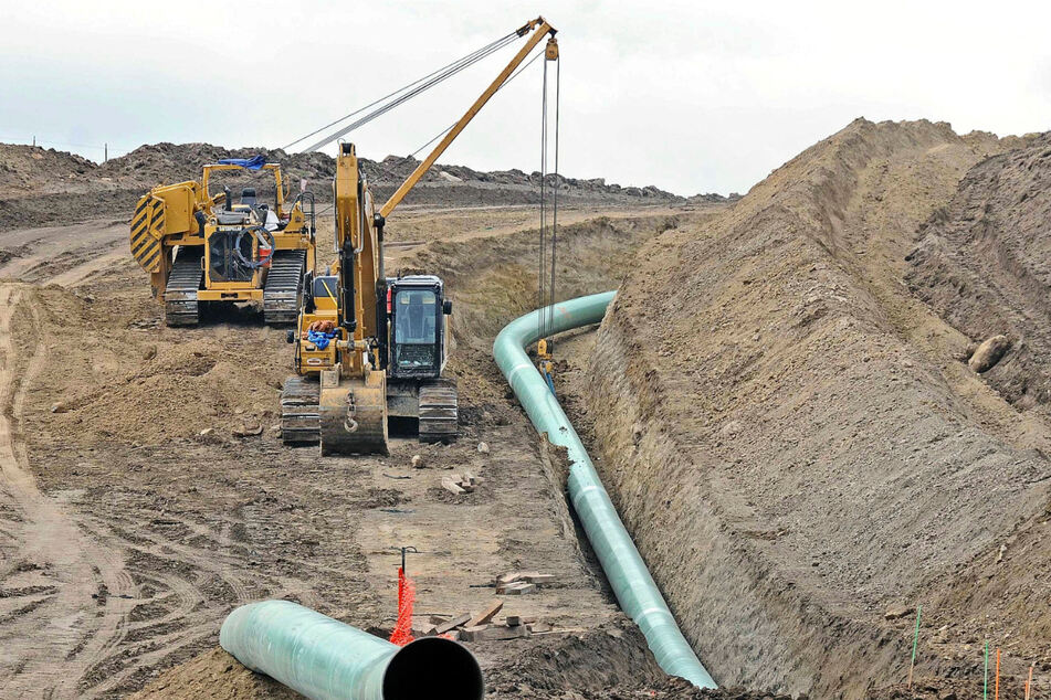 wei Baumaschinen stehen an einer Baustelle in St. Anthony, an der Teile der Pipeline Dakota Access zum Verlegen bereitliegen.
