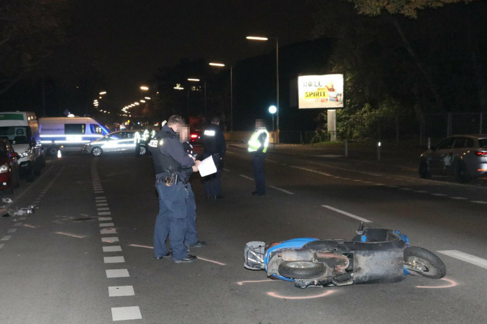Polizisten stehen neben dem Roller auf dem Tempelhofer Feld.