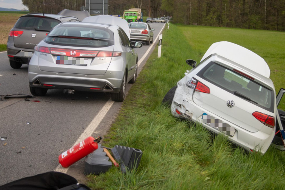 Seat kracht gegen VW: Zwei Insassen nach Unfall in Auto eingeklemmt