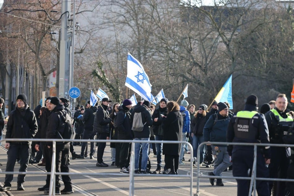 Hunderte sich mit Israel solidarisierende Demonstrierende wollen sich dem "Free Palestine" entgegenstellen.
