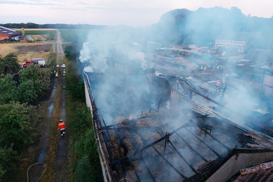 Das Feuer zerstörte die Scheunen komplett. Der Gesamtschaden wird auf mehr als 300.000 Euro geschätzt.