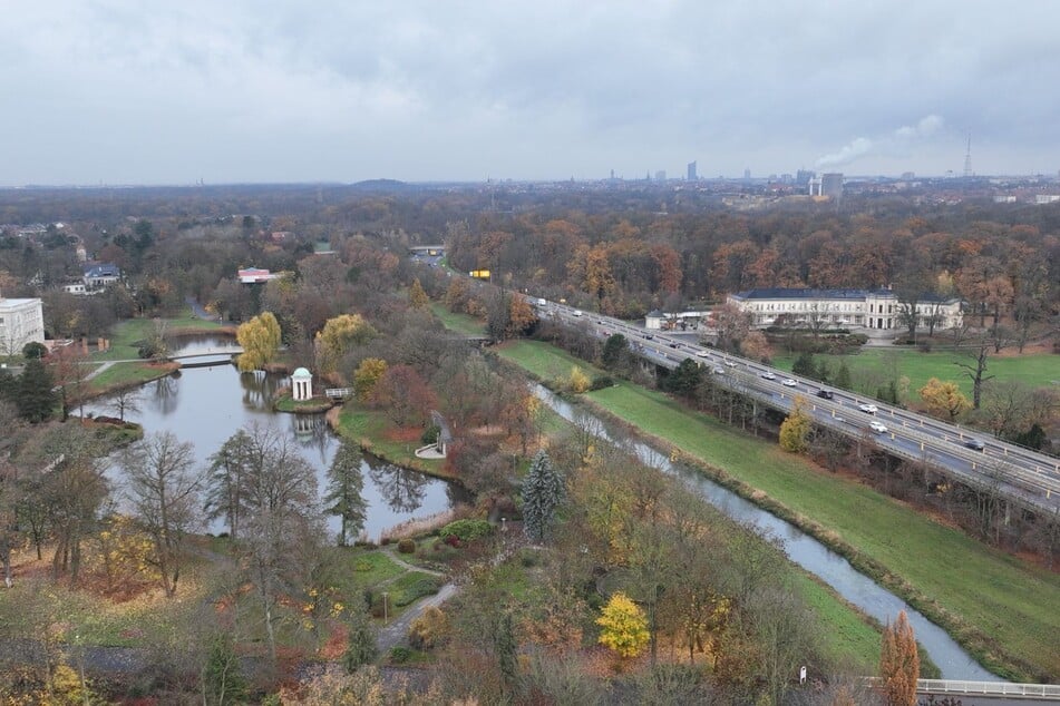 Ab Januar rollt schweres Baugerät durch den Agra-Park, um zusätzliche Stützen an der Unterseite der Brücke zu installieren. (Archiv)