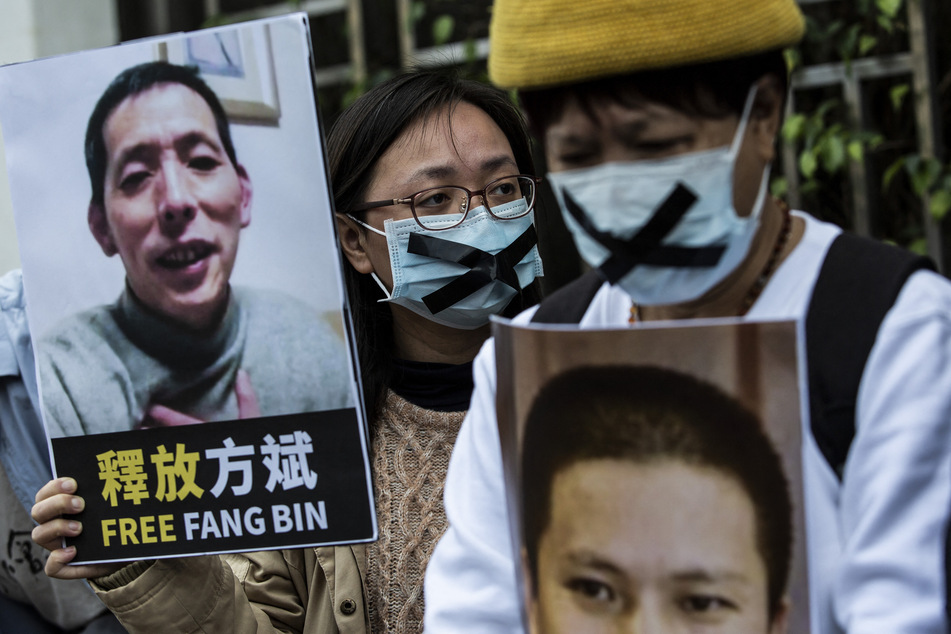 Ein Protestant aus Hongkong hält ein Bild des inhaftierten Bloggers Fang Bin (48) hoch. Am Sonntag wurde Fang Bin nach drei Jahren Haft wieder frei gelassen. (Archivbild)
