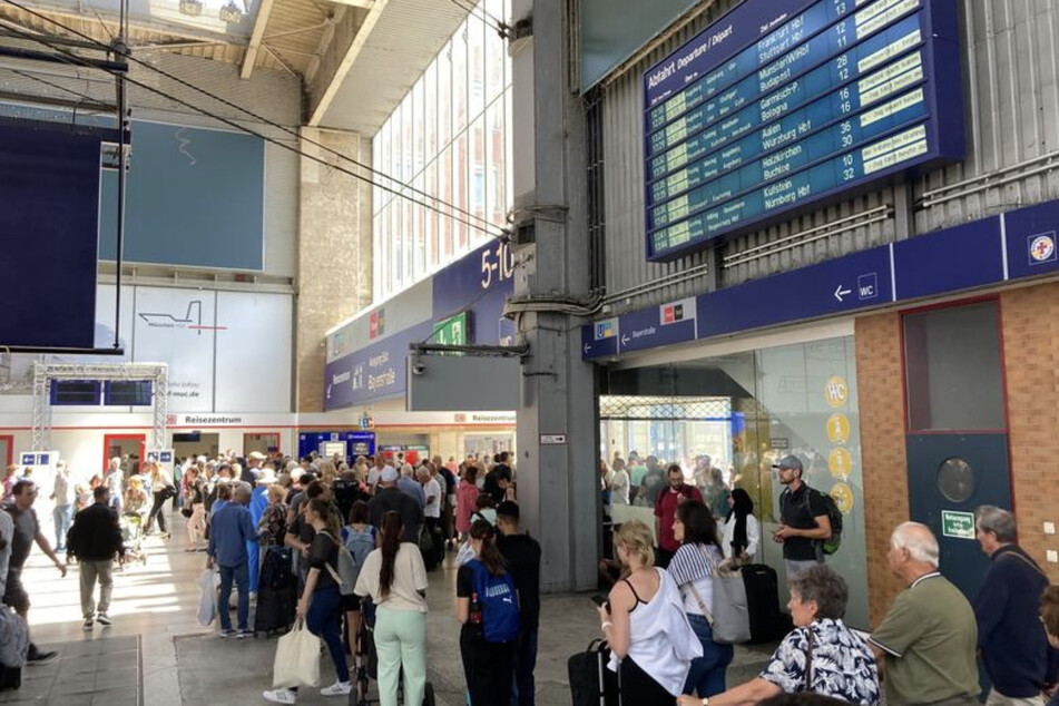 In der Münchner Bahnhofshalle herrschte großes Gedränge, vor dem Reisezentrum reihten sich die Menschen in einer langen Schlange ein.