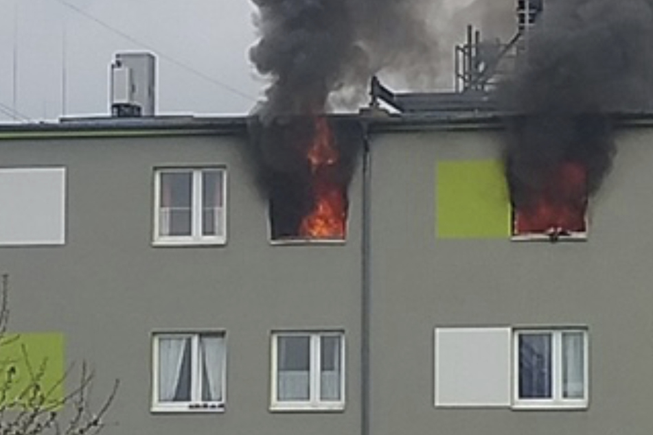 Dresden: Feuerdrama in Dresden: Mann stürzt aus brennender Wohnung und stirbt!