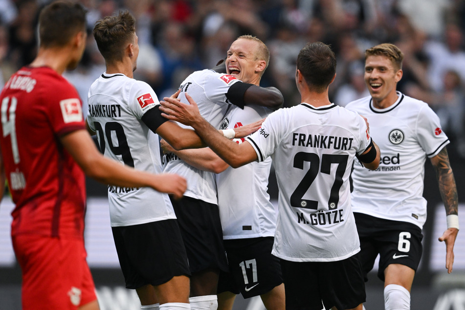 Da war die Welt noch in Ordnung: Sebastian Rode (31, M.) feiert seinen Treffer zum zwischenzeitlichen 2:0 für Eintracht Frankfurt gegen RB Leipzig. Der SGE-Kapitän verletzte sich später im Spiel allerdings und fehlt den Hessen nun vorerst.