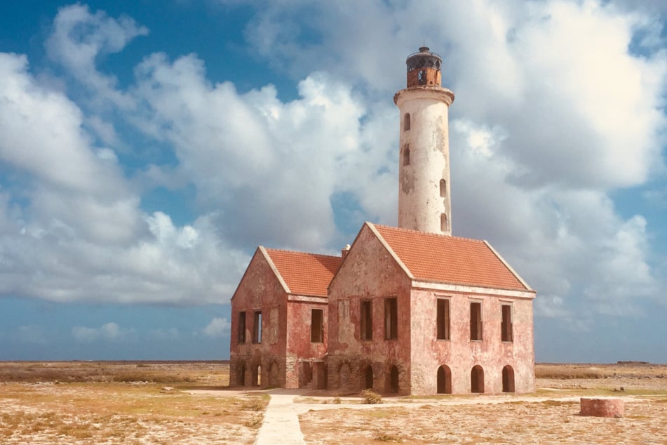 Völlig unbewohnt, überragt nur von einer Leuchtturm-Ruine: Klein Curaçao ist ein Paradies gleichsam für Tauchfreunde und Sonnenhungrige.