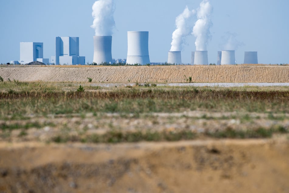 Blick auf die teilweise rekultivierte Fläche im Tagebau Nochten: Im Hintergrund ist das Kraftwerk Boxberg zu sehen, das die LEAG betreibt.