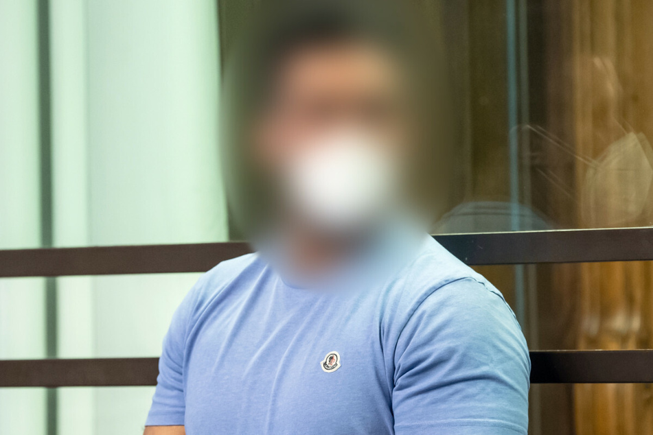 Arafat Abou-Chaker steht in einem Gerichtssaal im Kriminalgericht Moabit.