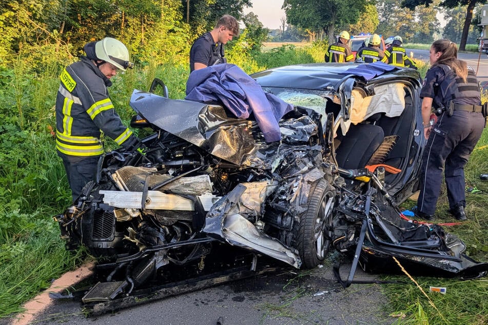 BMW bei Crash mit Linienbus zerfetzt: Fahrer steckt schwer verletzt in Wrack fest
