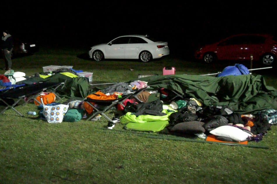 Mehrere Zelte, Kleidungsstücke und Feldbetten mussten nach einer Windhose in Moosbach wieder zusammengesammelt werden.