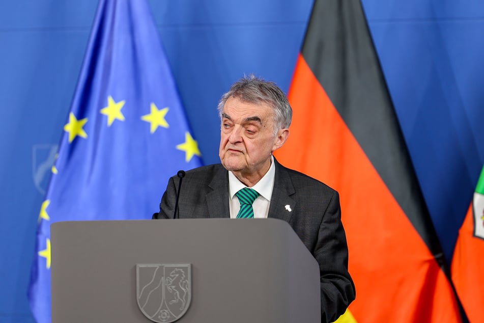 NRW-Innenminister Herbert Reul (73, CDU) hat ein neues Brand- und Katastrophenschutzgesetz vorgestellt.