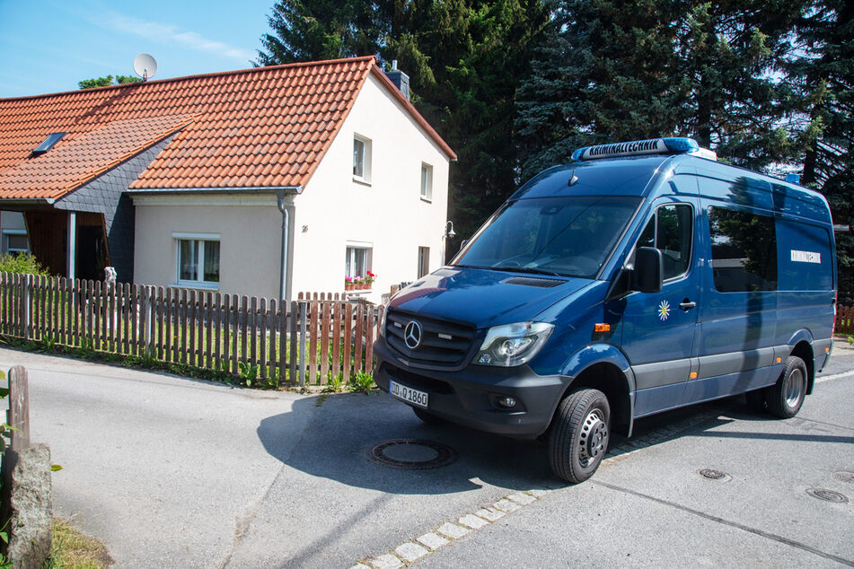 Der Ort des Geschehens: Der Mittelweg in Großhartau. Ein Auto der Kriminalpolizei parkt auf der Straße.